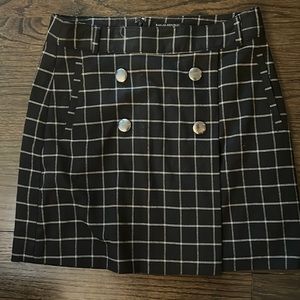 Banana republic black and white plaid skit with buttons size 6